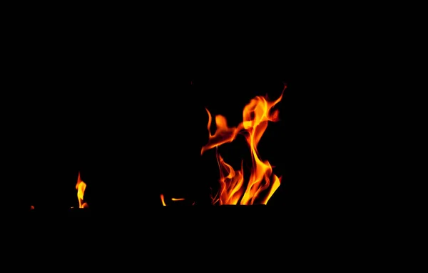 Feuerflamme Isoliert Auf Schwarzem Hintergrund Echtes Flammengewirr Aus Dem Kamin — Stockfoto