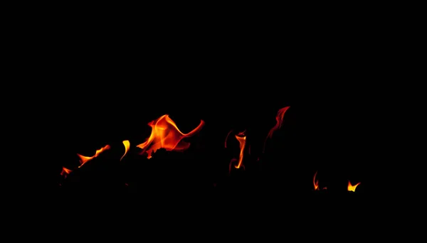 在黑色背景上隔绝的火焰 真正的火焰背景来自壁炉 — 图库照片