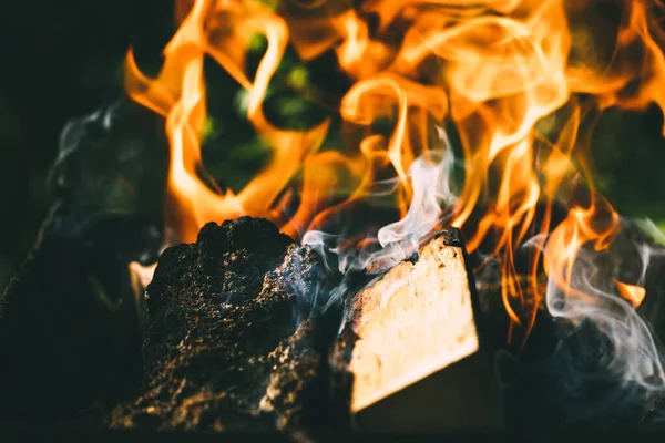 Brûler Bois Chauffage Dans Barbecue Fait Maison Sur Fond Feuillage — Photo