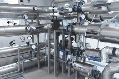 Basınç göstergeleri, manometreler ve kazan dairesine yerleştirilmiş termometrelerle ısı desteği için boru hatları. Mavi tonlama