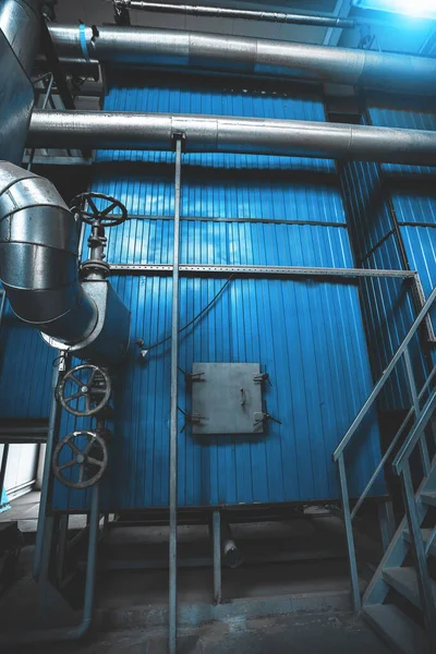 现代工业锅炉房 装有生物质锅炉 底部视图与管道和管道 垂直方向 灯火通明蓝色调 — 图库照片