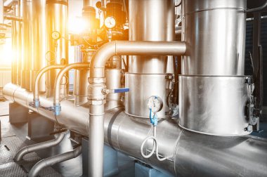 Kalorifer dairesine ışıklandırma ile birlikte basınç göstergeleri yerleştirilmiş boru hattı.