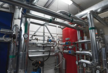 Kazan dairesi. Su arıtma boruları ve basınç kontrol için yerleştirilmiş basınç göstergeleri. Genişleme Tankı. Havalandırma Sistemi