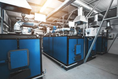 Kazan dairesine su ısıtan katı yakıt kazanları yerleştirildi. Boru hattı ve boru hattı. Güneş ışığıyla mavi tonlama