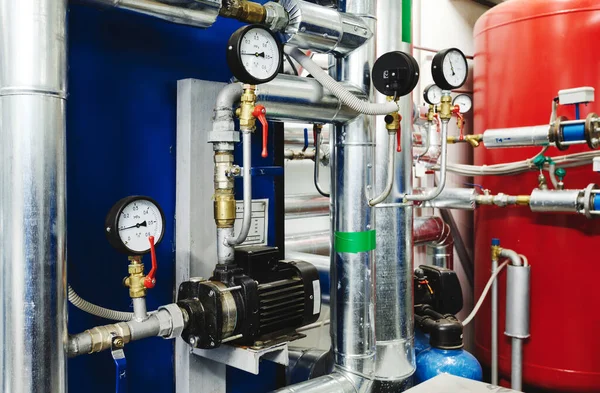 Wasseraufbereitungspumpe Und Rohre Mit Installierten Manometern Zur Druckkontrolle Erweiterung Tankentlüftungsanlage — Stockfoto