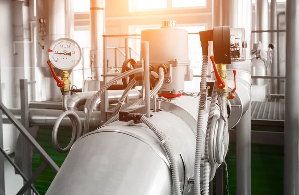 Modern endüstriyel kazan dairesine kurulmuş bir gaz kazanı için termometre ve manometreyle ölçüm ve kontrol sistemi. Güneş patlaması