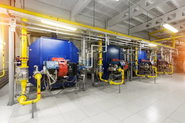 Isınma işlemi için donanımlı modern endüstriyel gaz kazan dairesi. Gaz kazanları, boru hatları, vanalar.
