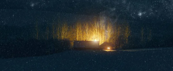 아름다운 크리스마스 풍경이 내리는 눈덮인 마을에 집들이 창문에서 불빛으로 환하게 — 스톡 사진