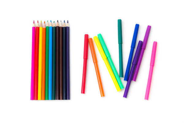 цветные карандаши на белом фоне