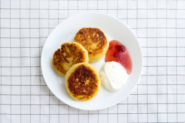 Ekşi kremalı peynirli kekler.