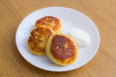 Ekşi kremalı peynirli kekler.