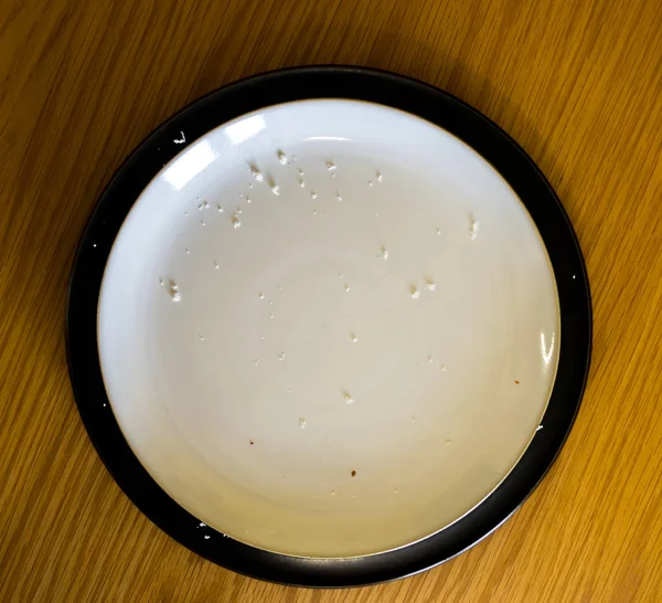 Kırıntıları üst üzerinde yukarıdan aşağıya doğru sol ile gösterilen boş siyah kaplama halkalı