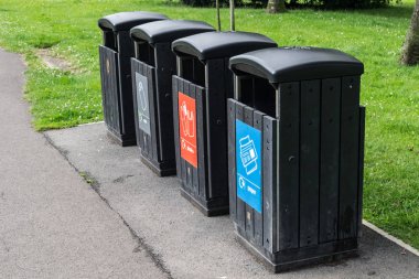 Parkta çeşitli geri dönüşüm kutuları görüntüsünü