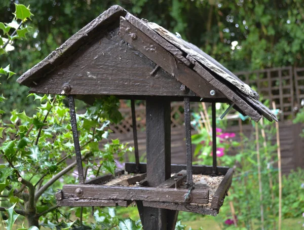 Una Vecchia Casetta Marrone Rickety Birdhouse Dall Aspetto Alterato Battuto — Foto Stock