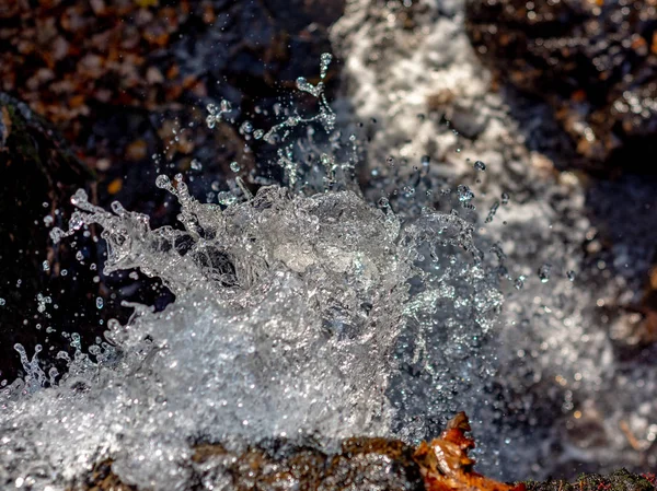 Água Salpicando Sobre Topo Uma Cachoeira — Fotografia de Stock