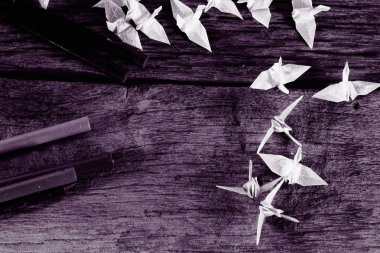 origami kağıt kuş arka plan üzerinde