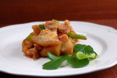 Gıda Tay kırmızı köri soslu baharatlı domuz eti