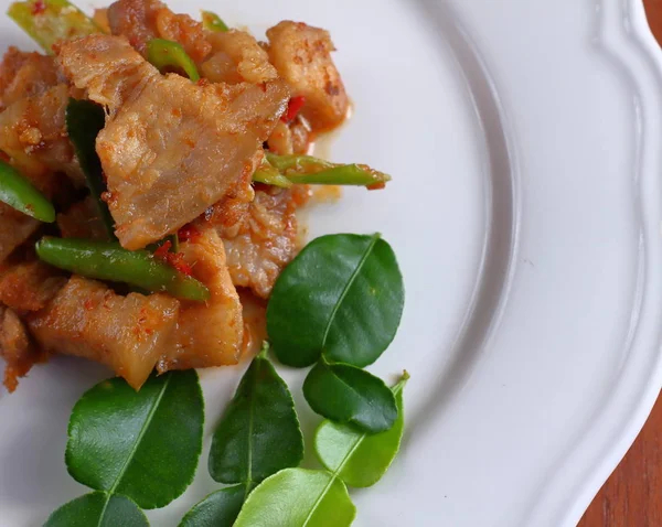 タイ料理レッドカレーと豚のピリ辛 — ストック写真