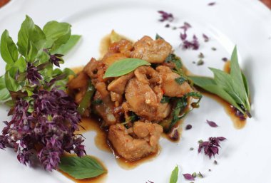 fesleğen Tay gıda ile baharatlı tavuk