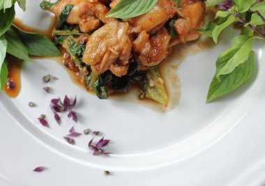 fesleğen Tay gıda ile baharatlı tavuk