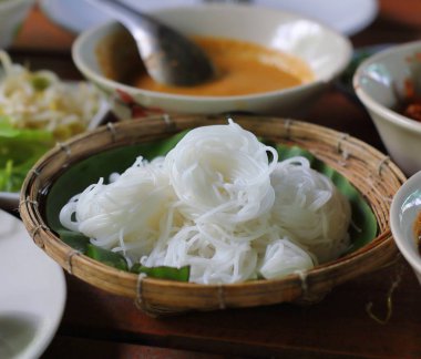 Beyaz Tayland pirinç unu makarna veya pilav şehriye muz yaprak üzerinde