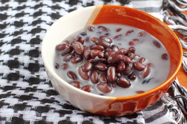  Tatlı yapışkan pirinç ve fasulye içinde Hindistan cevizi sütü 