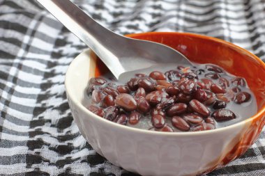  Siyah fasulye içinde Hindistan cevizi sütü ile tatlı yapışkan pirinç 