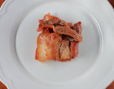 Kızarmış domuz eti veya derin kızarmış domuz eti (Tay gıda)