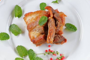 Kızarmış domuz eti veya derin kızarmış domuz eti Tayland Gıda