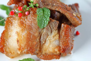 Kızarmış domuz eti veya derin kızarmış domuz eti Tayland Gıda