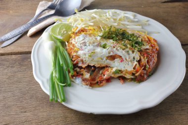 Kızarmış şehriye Tay tarzı yumurta ile lezzetlidir