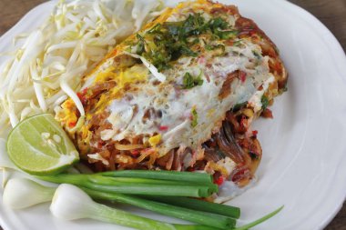 Kızarmış şehriye Tay tarzında kızarmış yumurta ile lezzetlidir