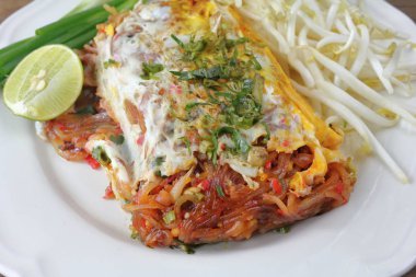 Kızarmış şehriye Tay tarzı yumurta ile lezzetlidir