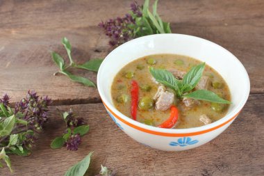 Hindistan cevizi sütü domuz ile yeşil köri