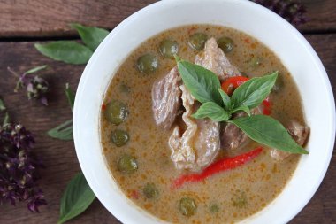 Hindistan cevizi sütü domuz ile yeşil köri