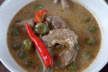 Hindistan cevizi sütü domuz ile yeşil köri