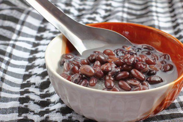  Сладкий липкий рис с черными бобами в кокосовом молоке
 