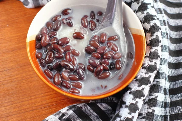  Siyah fasulye içinde Hindistan cevizi sütü ile tatlı yapışkan pirinç 