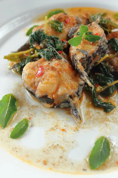 Fesleğen Gıda Tay tarzı ile baharatlı kızarmış yayın balığı