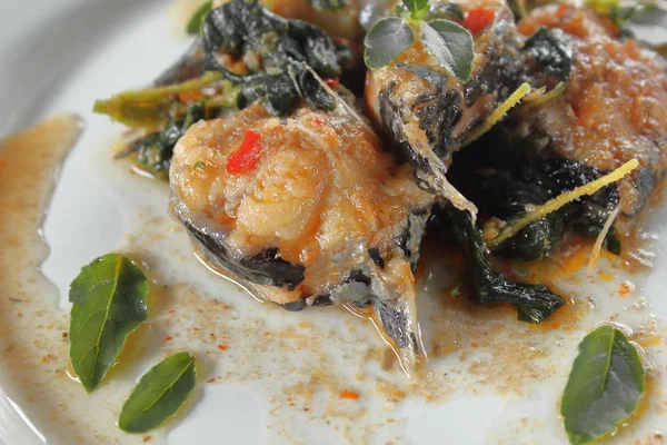 Fesleğen Gıda Tay tarzı ile baharatlı kızarmış yayın balığı