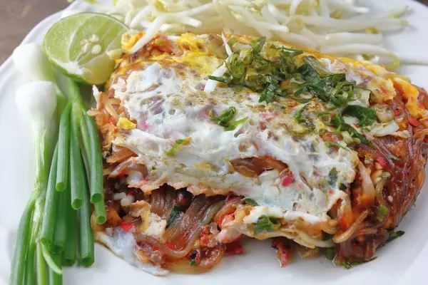 Kızarmış şehriye Tay tarzında kızarmış yumurta ile lezzetlidir