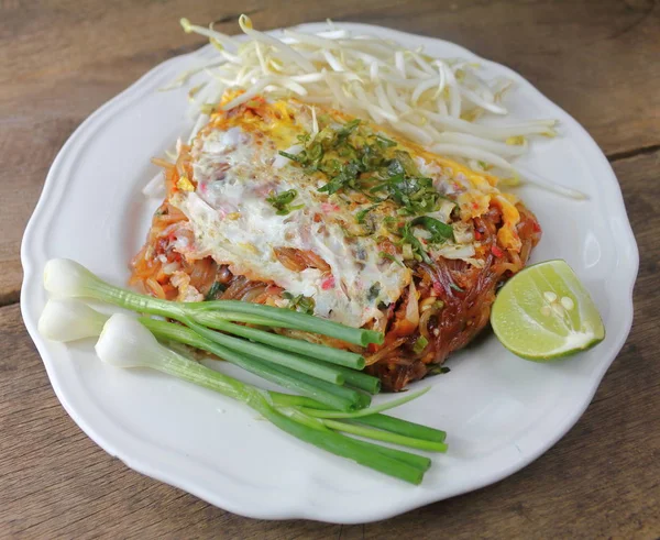 Kızarmış şehriye Tay tarzı yumurta ile lezzetlidir