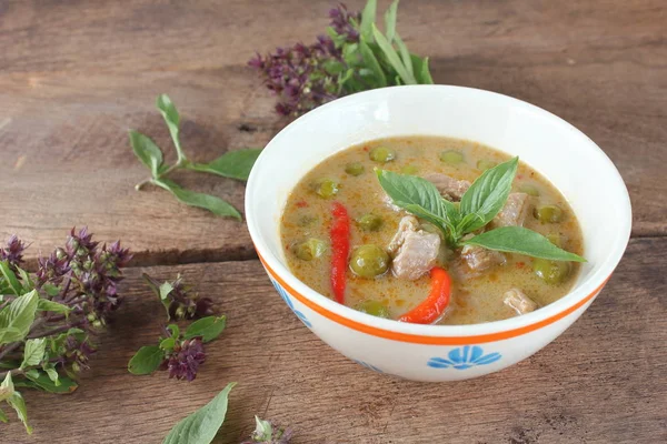 Hindistan cevizi sütü domuz ile yeşil köri