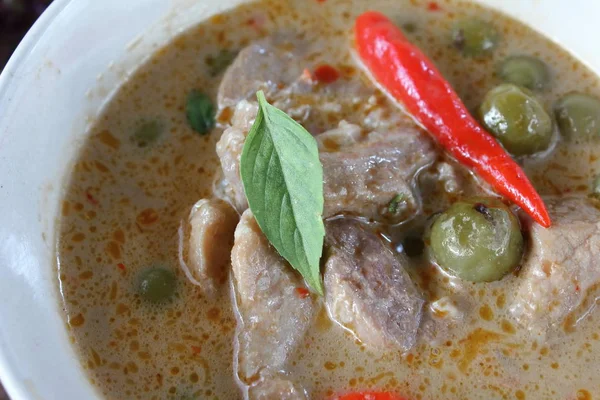 Hindistan cevizi sütü domuz ile yeşil köri