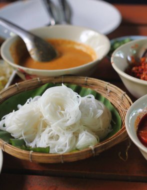 Beyaz Tayland pirinç unu makarna veya pilav şehriye muz yaprak üzerinde