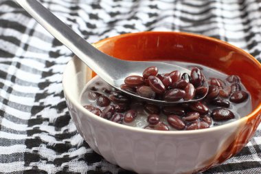  Siyah fasulye içinde Hindistan cevizi sütü ile tatlı yapışkan pirinç 