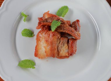 Kızarmış domuz eti veya derin kızarmış domuz eti (Tay gıda)