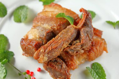 Kızarmış domuz eti veya derin kızarmış domuz eti Tayland Gıda