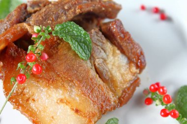 Kızarmış domuz eti veya derin kızarmış domuz eti Tayland Gıda