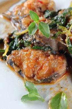 Fesleğen Gıda Tay tarzı ile baharatlı kızarmış yayın balığı